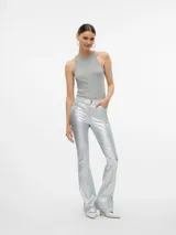 Musculosa gris de punto canalé con cuello redondo y sisas anchas.