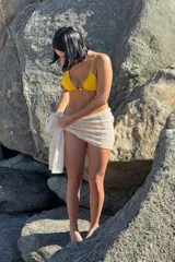 Pareó de crochet en color beige, ideal para usar sobre el bikini.