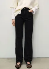 Pantalón de jean negro de corte recto, tiro medio y largo hasta el tobillo.