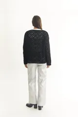 Sweater tejido a crochet color beige, de corte holgado y mangas largas.