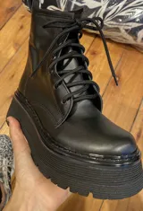 Borcegos negros de cuero sintético con plataforma y cordones.