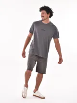 Remera celeste de corte recto y mangas cortas, con estampado pequeño en el pecho.