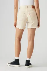 Short de jean color beige, tiro alto, corte recto y ruedo desflecado.