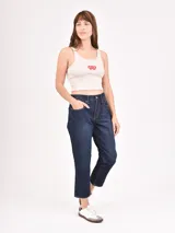 Musculosa corta marrón de morley con breteles finos y estampado de una estrella blanca en el centro.