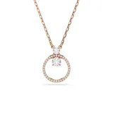 Colgante con baño de oro rosa, con dije circular con pavé de circonitas blancas y dos circonitas más grandes engastadas en la parte superior.