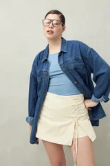 Short pollera blanco de algodón con cruce delantero y lazo ajustable.