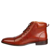 Bota de cuero color marrón con cordones, caña media y suela de goma.