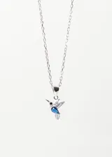 Collar de plata 925 con dije de colibrí adornado con zirconias blancas y una zirconia azul en forma de lágrima. La cadena mide 40 o 45 cm.