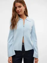 Cárdigan tejido corto color celeste con cuello tipo camisa, mangas largas voluminosas y cierre frontal con cremallera.
