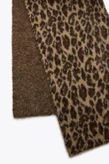 Bufanda rectangular de lana y alpaca con estampado de leopardo en tonos beige y marrón.