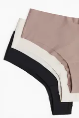 Pack de tres bombachas hipster de microfibra en colores negro, blanco y nude. Cuentan con cintura estándar en V, refuerzo interior, cobertura media en la parte de atrás y ribetes cortados por láser para una sensación suave y mínima visibilidad bajo la ropa.