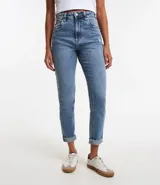 Pantalón mom jeans de tiro alto, color azul denim, con bolsillos y bajo plegado.