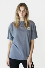 Remera gris oscuro de corte holgado con estampado de una flor en el pecho.