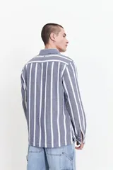 Camisa de manga larga color gris oscuro con textura a rayas, estilo rústico y fit regular.