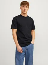 Camiseta negra de manga corta y cuello redondo con corte relajado.