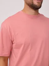 Remera negra de corte holgado confeccionada en algodón.