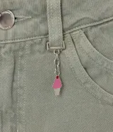 Short color verde oliva confeccionado en sarga, de corte slim, con trabillas en la cintura, cierre tradicional, bolsillos, recortes en los bolsillos delanteros y bajo plegado. Incluye colgante de helado en la trabilla.