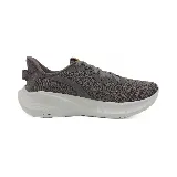 Championes deportivos Olympikus Virtuose color gris topo, con capellada de tejido de poliéster con tecnología Covergrid, entresuela con tecnología Elevate Pro y suela de goma con tecnología Gripper.