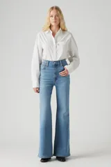 Pantalón de jean celeste de corte acampanado, tiro alto y cinco bolsillos.