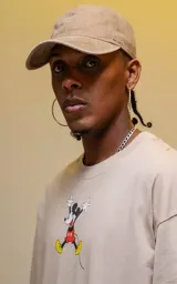 Remera oversize de algodón premium color beige, con cuello redondo y manga corta. Presenta un estampado central de Mickey Mouse en una pose dinámica.