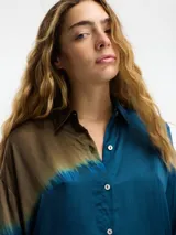 Camisa marrón con estampado degradado de rosa en la parte superior, de corte amplio, con cuello camisero y cierre frontal con botones.