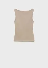 Musculosa color beige de tejido elástico y diseño entallado, con cuello barco y tirantes anchos.