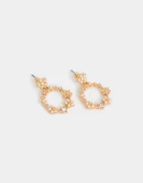Aros colgantes dorados con forma de aro decorados con flores y perlas.
