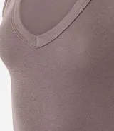 Blusa básica sin mangas color blanco, confeccionada en algodón con elastano, con escote en V y textura acanalada.