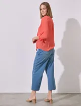 Blusa de gasa rosa de Zac & Rachel, con cuello a la base, escote en V y abertura central con botones.