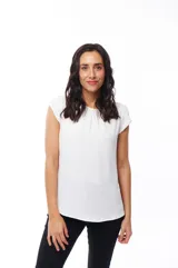 Blusa blanca de poliéster y elastano, con cuello redondo fruncido y mangas cortas.