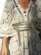 Faja ancha de cuero color dorado metálico, con textura arrugada y lazo ajustable.