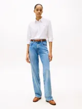 Camisa blanca de algodón Oxford, de corte amplio, con cuello inglés y logo de Tommy Hilfiger bordado en el pecho.