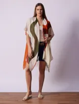 Kimono Barrington de modal con estampado abstracto en tonos naranja, verde y blanco.