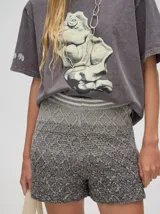 Short tejido a rombos con degradé de azul a bordó, pretina elástica combinada y logo bordado.