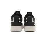 Zapatillas de hombre Lacoste, con diseño inspirado en raquetas de tenis y triángulos laterales.