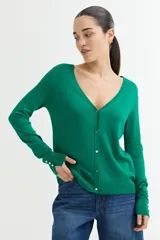 Cárdigan negro de tejido de punto fino con escote en V, cierre frontal con botones dorados y mangas largas con puños ajustados.