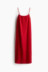 Vestido tobillero rojo de muselina de algodón suave, corte holgado con breteles finos ajustables, escote recto, espalda escotada y bajo recto con abertura pronunciada en los laterales.