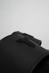 Chancletas negras con logo en relieve en la tira superior.