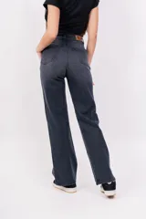 Pantalón de jean gris oscuro de corte recto con roturas en las rodillas.