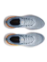 Championes de running Under Armour HOVR Infinite, color celeste con detalles en naranja y suela blanca.