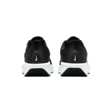 Championes de running Nike Quest 6, color negro con detalles en blanco.
