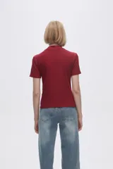 Remera blanca de viscosa con cuello alto y manga corta.