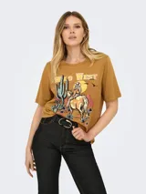 Remera color marrón con estampa del lejano oeste, de algodón y cuello redondo. Diseño de manga corta con hombros caídos y calce regular.