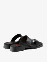 Sandalias de cuero vacuno color negro, con tira ancha sobre el empeine y tira entre los dedos.