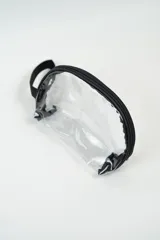 Neceser transparente con cierre de cremallera negro y asa de mano.