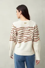 Sweater de punto color crudo con estampado animal print en tonos marrones, de mangas abullonadas y puños elastizados.