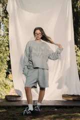 Bermuda de rustico liviano color marrón chocolate, con estampado frontal.