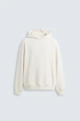 Sudadera con capucha color crudo, de corte relaxed fit, confeccionada en tejido de algodón con interior rizo. Cuenta con cuello con capucha, manga larga, bolsillo frontal tipo canguro y acabados en rib.