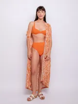 Parte superior de bikini de media copa con textura floral, breteles ajustables y cierre en la parte posterior.