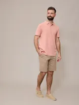 Remera polo celeste de piqué de algodón, corte clásico, con cuello y mangas acanalados.